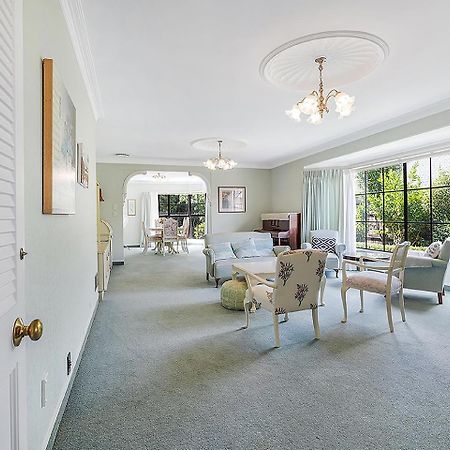 Wow, Spacious Home With A Pool هاملتون المظهر الخارجي الصورة